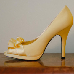 زقزقة اصبع القدم الصنادل الكعب