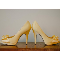 زقزقة اصبع القدم الصنادل الكعب